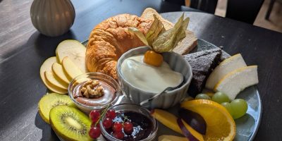 Vegetarisches Frühstück mit Brötchen, Aufstrichen und Kaffee im makery Café Braunschweig Frühstücksteller à la carte im makery Café im Magniviertel Braunschweig Veganes Frühstück mit Aufstrichen und Obst im makery Café Braunschweig
