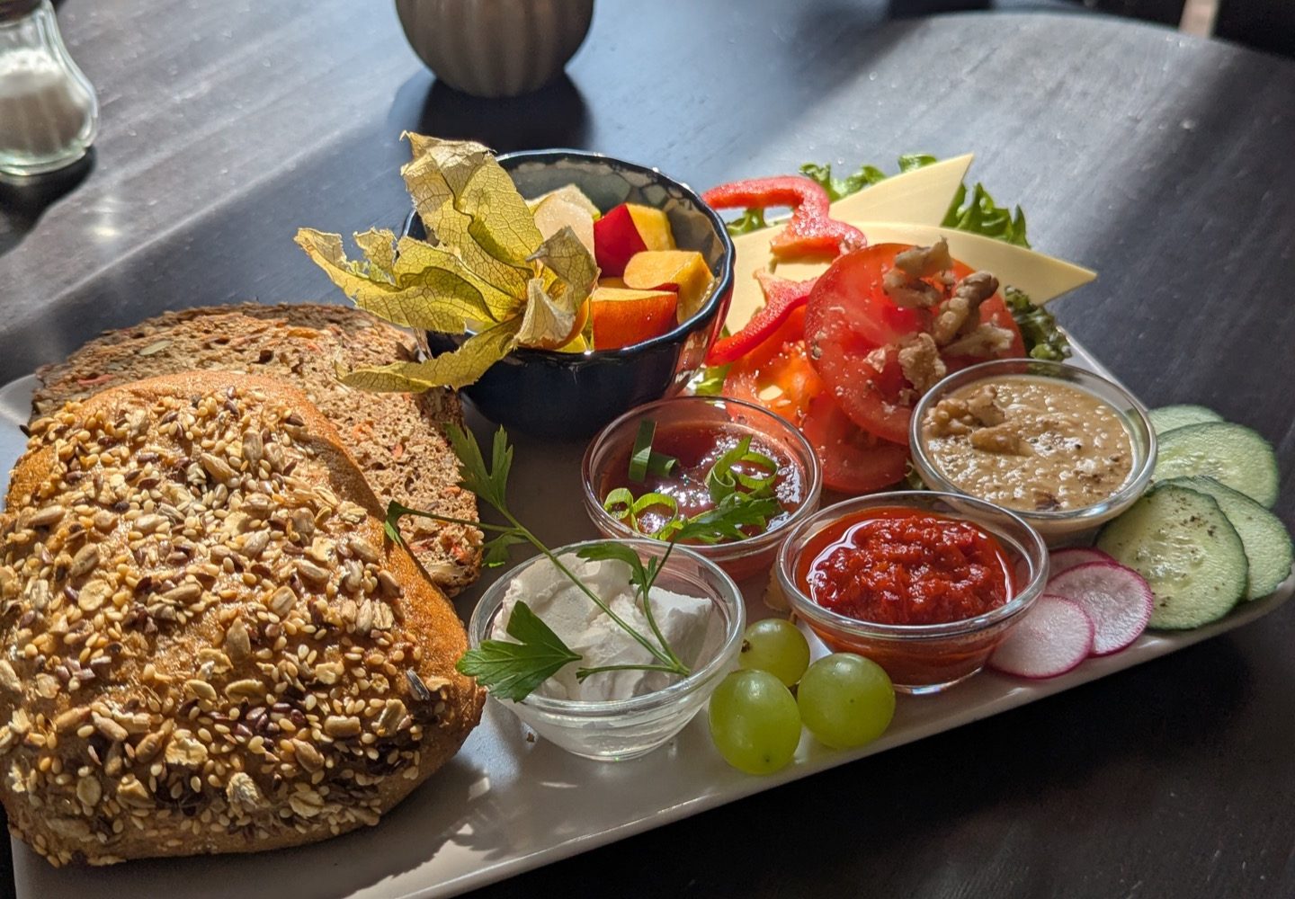 Vegetarisches Frühstück mit Brötchen, Aufstrichen und Kaffee im makery Café Braunschweig Frühstücksteller à la carte im makery Café im Magniviertel Braunschweig Veganes Frühstück mit Aufstrichen und Obst im makery Café Braunschweig