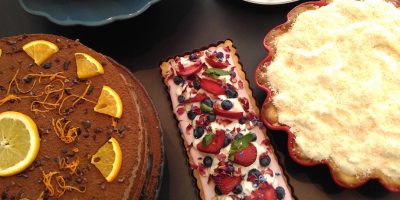 Selbstgebackene Kuchenstücke und vegane Brownies auf Tellern im makery Café im Magniviertel Braunschweig