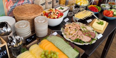Frühstücksbuffet am Wochenende im makery Café Braunschweig mit Brot, Croissants und Aufstrichen Buffet mit Müsli-Bar, Bio-Käse und veganen Aufstrichen im makery Café Braunschweig Gedeckter Tisch beim Frühstücksbuffet im makery Café im Magniviertel Braunschweig