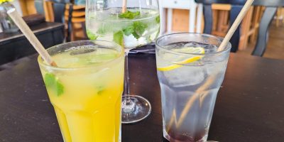 Hausgemachte Limonade und Eistee im makery Café Braunschweig Kaffeespezialitäten und hausgemachte Limos im makery Café im Magniviertel Braunschweig Iced Matcha Latte und Eiskaffee im makery Café Braunschweig